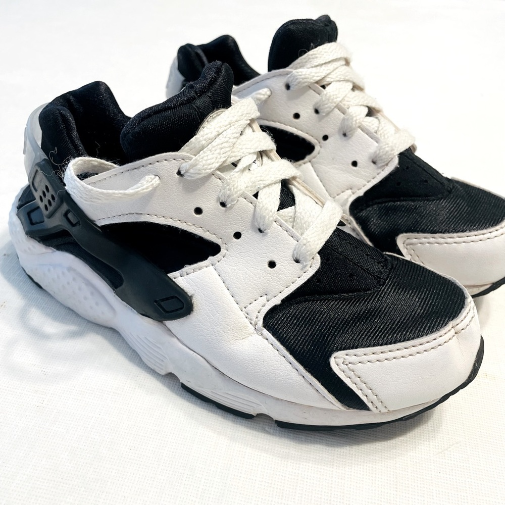 12C (child) Nike Huaraches Black And White EUC